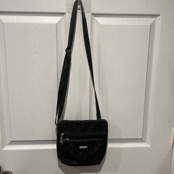 Baggallini gray and black crossbody bag with adjustable straps - Picture 3 of 7